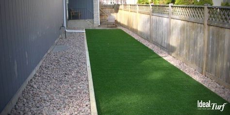 Dog-Friendly Backyard: The Best Landscape Designs for Dogs Backyard Dog Kennel, Dog Run Ideas, Dog Run Side Yard, Pet Friendly Backyard, Outdoor Dog Area, Diy Dog Run, Backyard Dog Area, Dog Kennel Ideas, Dog Potty Area