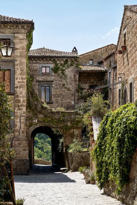 Corte della Maestra in Civita di Bagnoregio, Italy | House & Garden Bagnoregio Italy, Case In Pietra, Italy House, Drømme Liv, Old Stone Houses, Casa Country, Italian Architecture, Italian Villa, Italy Aesthetic