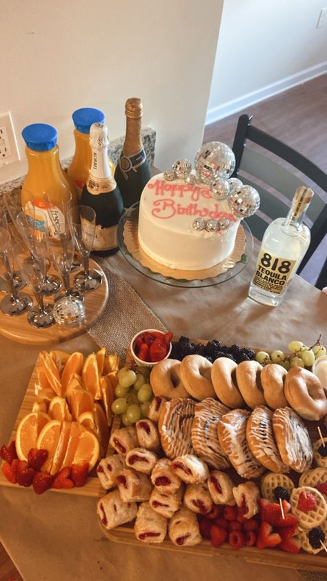 Brunch And Bling Party, Bday Brunch At Home, Ladies Brunch Party Ideas, 21st Brunch Party, Birthday Brunch Activity Ideas, Mimosa And Brunch Party, Backyard Brunch Birthday Party, 24th Birthday Brunch Ideas, 30th Birthday Breakfast Ideas