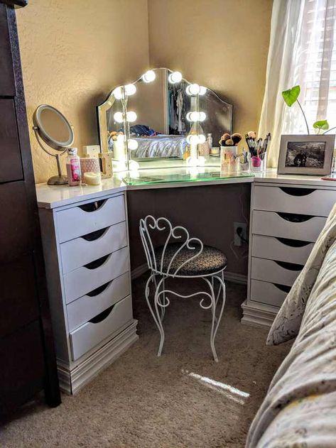 Makeup Vanity Corner, Corner Vanity Bedroom, Corner Vanity Ideas, Desk/vanity Combo, Vanity Diy Bedroom, Desk/vanity Ideas, Vanity Corner, Bedroom Vanity Desk, Bedroom Design On A Budget