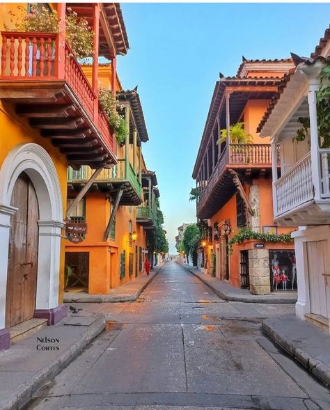 Spanish Restaurant Exterior, Colombia Architecture, Colombian Architecture, Night Street Photography, Dream Cars Audi, Restaurant Exterior, Spanish Restaurant, Digital Media Design, Puerto Rican Culture