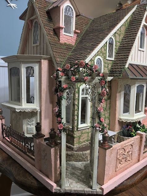 Cottage Core Dollhouse, Dollhouse Architecture, Cottage Layout, Cottage Dollhouse, Miniature Home, Storybook Cottage, Doll House Plans, Casas The Sims 4, Victorian Dollhouse