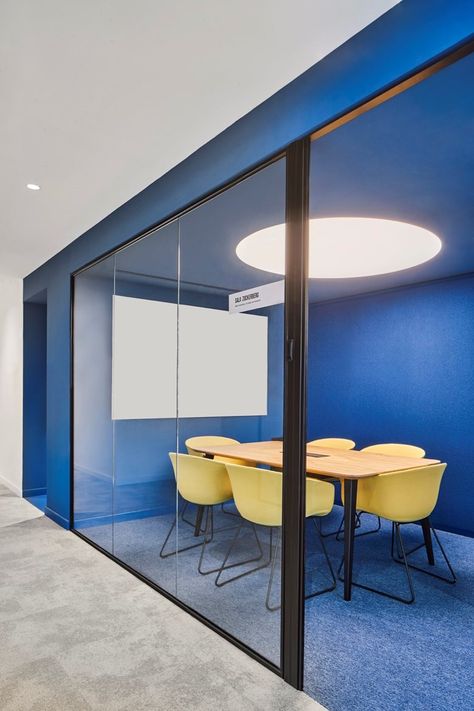 Caixabank Offices | Miriam Barrio Modern Office Design Inspiration, Coworking Space Design, Meeting Room Design, Interior Kantor, Office Design Inspiration, Modern Office Interiors, Study Place, Office Meeting Room, Corporate Office Decor