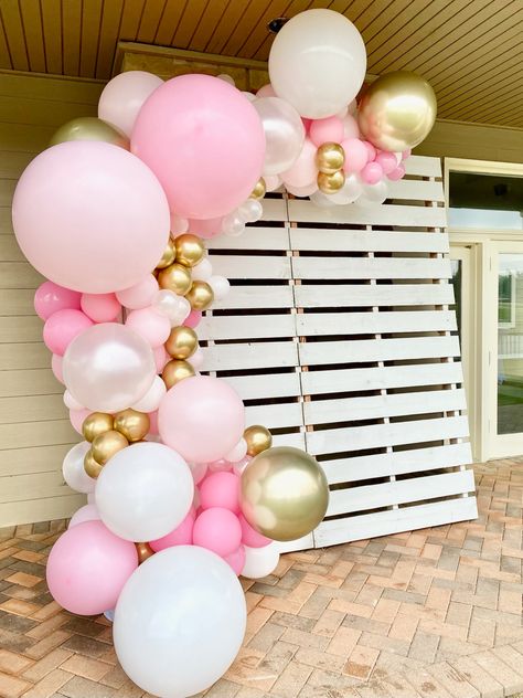 Pink White Graduation Party, White And Pink Graduation Party, Pink Gold Graduation Party Ideas, Pink And White Graduation Party Ideas, Pink Graduation Party Ideas Decorations, Grad Party Preppy, Combined Grad Party, Pink And Blue Graduation Party, Pink Open House Graduation