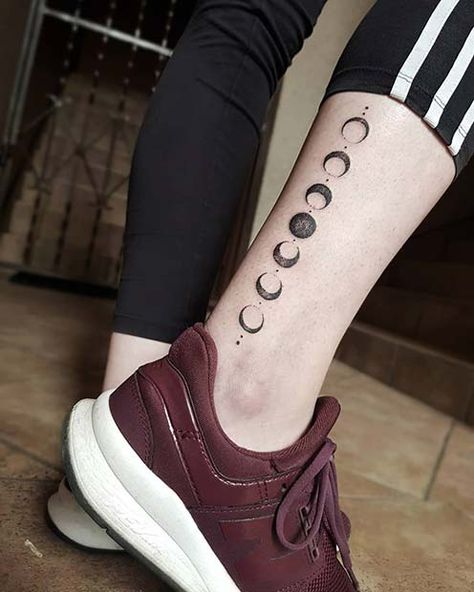 Moon Cycle Tattoo, Small Foot Tattoos, Tatuagem Masculina Pequena, Moon Phases Tattoo, Unusual Tattoo, Moon Tattoos, Chic Tattoo, Stylish Tattoo, Wolf Tattoo Design