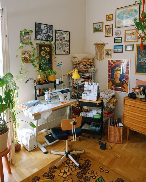 Welcome to my cozy corner! 🌿 It’s secondhand september, so I think there’s no better time to show off my little workspace where all the upcycling magic happens! 🥹✂️✨ tucked away in the corner of my studio apartment, this nook is where I breathe new life into old fabrics and create one-of-a-kind pieces 🌼🌞 I think sustainability isn’t just about the clothes we wear, it’s about the spaces we create and the choices we make every day 🌍♻️ Did you know that the fashion industry is responsible f... Womens Hangout Room Ideas, Attic Art Studio Ideas, Sewing Corner Ideas, Sewing Corner In Bedroom, Art Studio Living Room, Art Corner Studio, Art Studio At Home Small Spaces, Studio Apartment Layout Design Ideas, Art Corner Bedroom