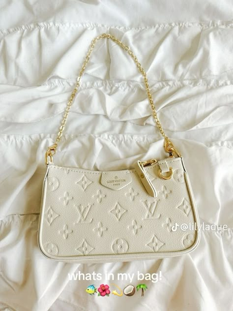 Expensive Purses, Purse Outfit, Luxury Tote Bags, All Pins, My Style Bags, Luxury Bags Collection, Handbag Essentials, Louis Vuitton Purse, Cute Wallets