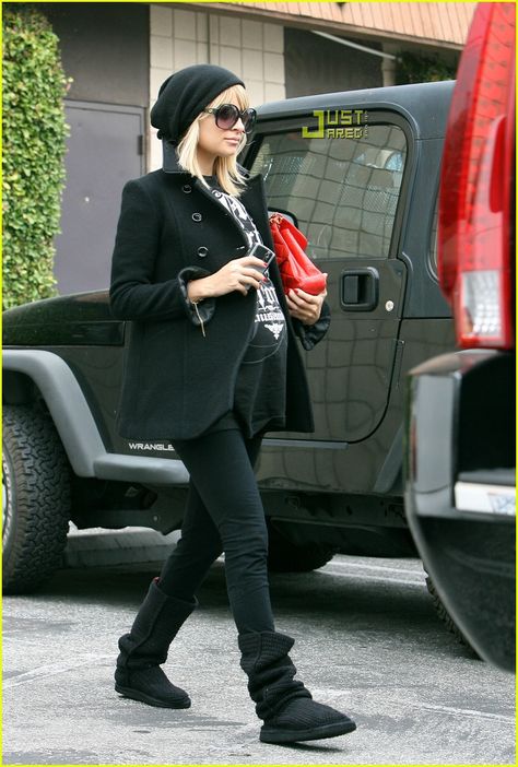 Nicole Richie Punk Maternity, Fashion Mum, Uggs Classic, Preggo Fashion, Maternity Brands, Pregnancy Style, Pregnant Celebrities, Cute Maternity Outfits, Crochet Boots