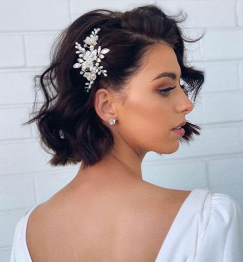 Modern Wedding Bob with Waves Short Bridal Hair, Sparkly Hair Accessories, Short Hair Bride, Bridal Floral Headpiece, Easy Hairdos, Birthday Hairstyles, Hair To One Side, Curly Wedding Hair, Hairdo Wedding