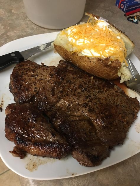 Steak Baked Potato, Steak And Baked Potato, Steak And Potatoes, Foodporn Recipes, Food Crush, Food Babe, Food Therapy, Half Baked, Delicacy Food