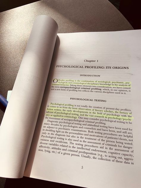 Psychological profiling book Law Psychology Aesthetic, Dream Job Aesthetic Criminology, Forensic Psychiatrist Aesthetic, Criminology Student Lookbook, Job Aesthetic Psychology, Criminology Major Aesthetic Outfits, Research Psychologist Aesthetic, Dream Job Aesthetic Psychology, Criminology Studying