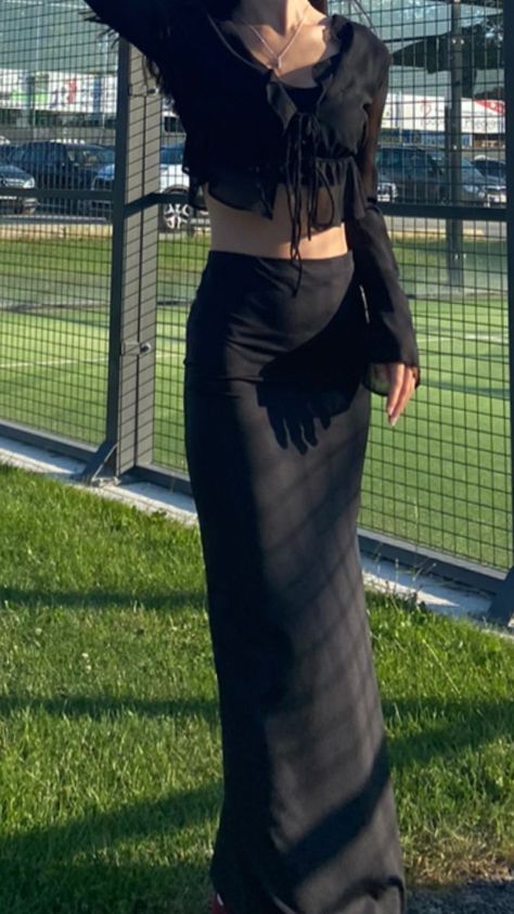 Long Black Skirt Low Waist, Long Skirt Aesthetic Y2k, Long Skirt With Long Sleeve Top, Long Skirt Outfits Edgy, Mesh Black Skirt Outfit, Y2k Long Skirt Fits, Long Skirt Heels Outfit, Fit With Long Skirt, Long Black Skirt Outfit Dressy