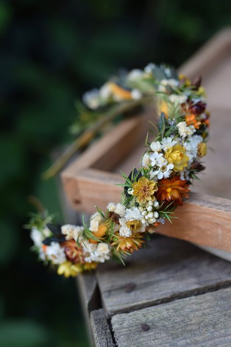 A rustic, autumn headband made of dried and stabilized plants is the perfect addition to the styling of a bride or bridesmaid. This unique headband features natural, dried and prepared flowers. leaves and cereals. The headband is made with great attention to detail The headband is a perfect proposition for a wedding, hen party and a gift, photo session, festival or birthday The base of the headband is gold-colored metal. Dried and stabilized plants are durable, provided they are properly stored, Hobbit Flower Crown, Flower Crown For Bride, Flower Crown Short Hair, Wild Flower Crown, Autumn Headband, Groom Hair, Dried Flower Crown, Wedding Flower Crown, Unique Headband