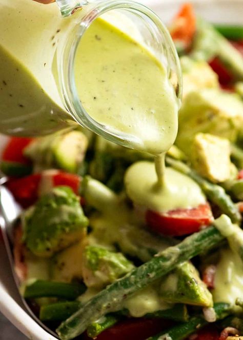 Pouring Creamy Avocado Dressing over green bean salad Healthy Avocado Dressing, Avocado Vinaigrette, Avocado Dressing Recipe, Creamy Avocado Dressing, Avocado Salad Dressing, Spanish Sides, Creamy Salad Dressing, Leafy Salad, Resep Salad