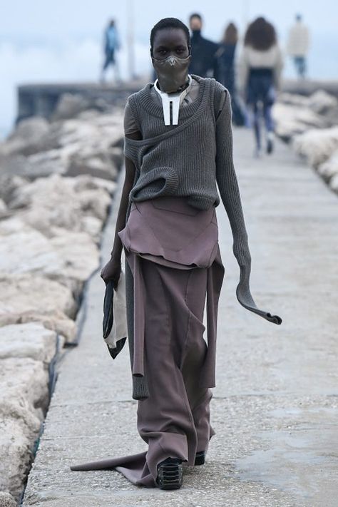 Rick Owens Runway, Archive Fashion, Mode Inspo, Fashion Show Collection, Rick Owens, Fast Fashion, Look Cool, Paris Fashion, Runway Fashion