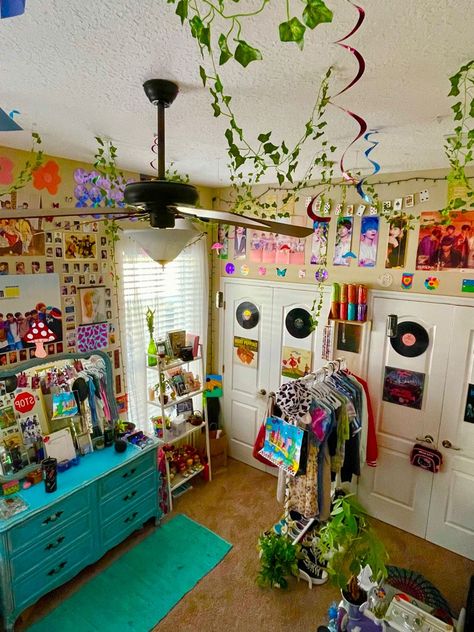 Cool Indie Rooms, Cute Indie Room Decor, Y2k Indie Room, Inde Bedrooms, Colorful Indie Room, Maximalist Indie Bedroom, Soft Indie Room, Soft Indie Aesthetic Room, Small Indie Room