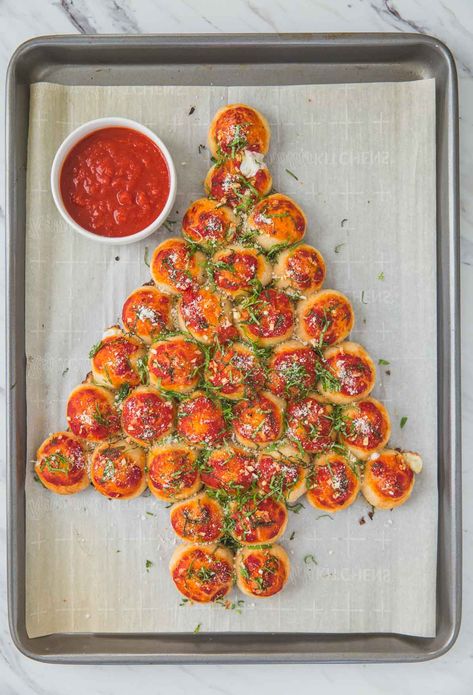 Make these easy pull-apart Christmas Tree Pizza Bites and serve as healthy appetizers during the festive season. With all the pizza ingredients, it will be a super hit for sure. Easily customize with your favorite toppings from pizza. | #watchwhatueat #pizzabites #christmasappetizer #holidayappetizers Pizza Bites Appetizer, Christmas Tree Pizza, Christmas Pizza, Christmas Potluck, Pizza Ball, Meatless Dishes, Christmas Dinner Menu, Christmas Recipes Appetizers, Pizza Sauce Homemade