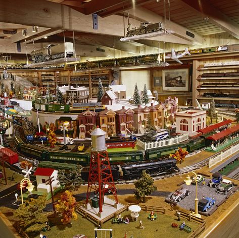 Lionel Trains Layout, Toy Train Layouts, Lionel Train Sets, Model Training, Hobby Trains, Toy Trains Set, Lego Trains, Toy Trains, Model Train Sets