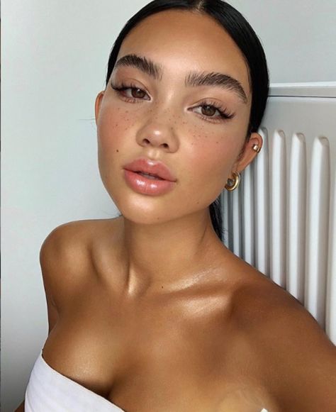 Wellness Girl, Dewy Makeup Look, Ideas De Maquillaje Natural, Summer Makeup Looks, Dewy Makeup, Smink Inspiration, Perfect Eyebrows, Clean Makeup, Glowy Makeup