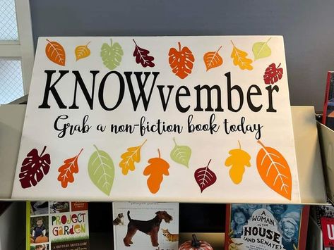 Fun Library Ideas, Fall Library Displays, School Library Book Displays, School Library Decor, School Library Displays, Library Bulletin Board, Middle School Libraries, Library Work, Library Themes