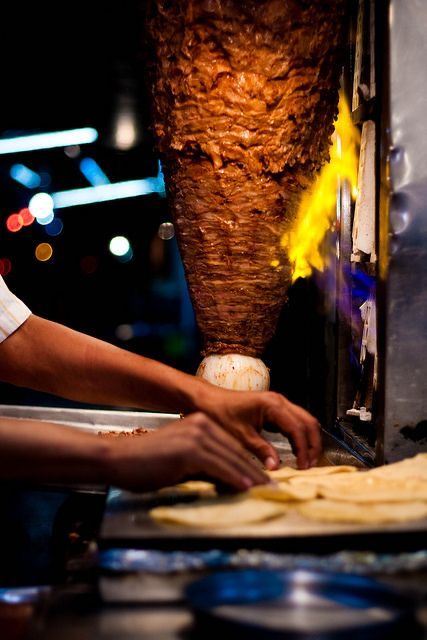 Shawarma Photography, Trompo Tacos, Grilled Tandoori Chicken, Tacos Mexicanos, Real Mexican Food, Taco Restaurant, Meat Restaurant, Middle East Food, Taco Shop