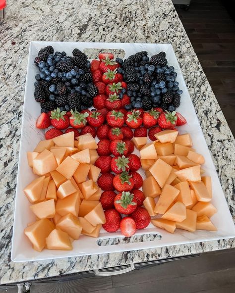 Cross Fruit Tray, Fruit Platters Display, Meat And Cheese Tray Ideas, Easter Fruit Tray, Baby Shower Fruit Tray, Easter Fruit, Snack Boards, Easter Feast, Easy Fruit Salad Recipes