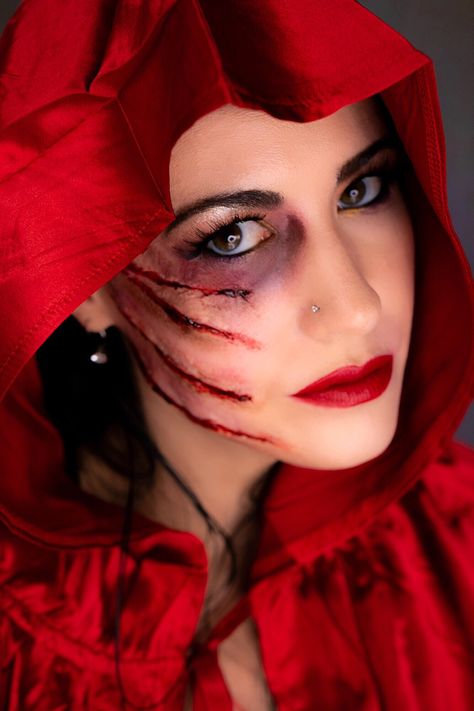 Claw Mark Makeup, Wound Halloween Makeup, Claw Marks Makeup, Scar Sfx Makeup, Special Effects Makeup Ideas Simple, Maquillage Halloween Sang, Scary Makeup Looks Halloween Ideas, Fake Injury Makeup, Halloween Makeup Wounds