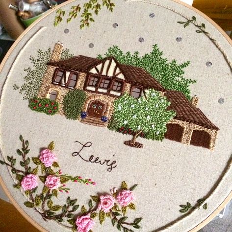 Embroidered House, Embroidered Portrait, Diy Broderie, House Portrait, Embroidered Art, Embroidery Stitches Tutorial, Hand Embroidery Projects, Pola Sulam, 자수 디자인