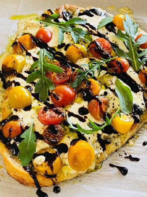 Tomato Burrata Pesto Flatbreads - Cooks Well With Others Burrata Flatbread, Naan Bread Pizza Recipe, Flatbread Pizza Crust, Bread Pizza Recipe, Naan Bread Pizza, Burrata Pizza, Burrata Recipe, Pain Naan, Naan Flatbread