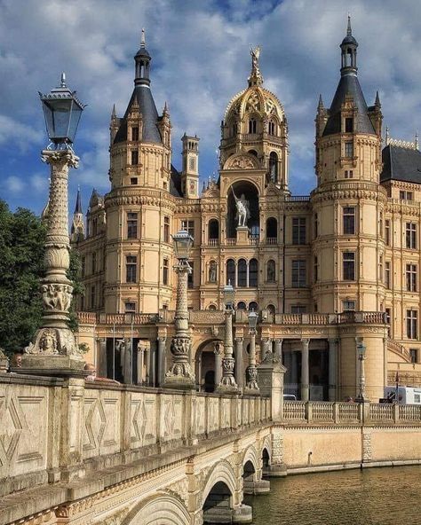 Schwerin Castle, Germany 😍 - I Love my German Tradition Schwerin Castle, Castle Germany, German Architecture, Castle Aesthetic, Fotografi Kota, European Castles, Germany Castles, Castle House, Chateau France