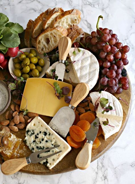 French-Inspired-Cheese-Board-with-Edible-Flowers-1 Cheese Platter Ideas, Cheeseboard Recipe, French Cheese Board, Horderves Appetizers, Cheese Table, Cheese Appetizer, French Cheese, Charcuterie Inspiration, Cheese Party