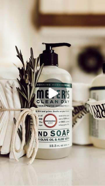 Heidi Samia | Eleanor Rose Home on Instagram: "If you find yourself in need of a last minute Christmas gift that radiates both charm and practicality, this one might be for you! This Christmas, give the simple gift of everyday luxury with yummy scented hand soap and a kitchen towel, that’s all tied together with a festive ribbon and a few sprigs of rosemary. I think this present is a gesture of warmth, love, and coziness for the ones you appreciate. After all, who doesn’t use (& love) fragrant soap and a quality kitchen towel? I believe that the best gifts are those that seamlessly weave into our daily lives, making each moment a little more thoughtful and special. Whether it’s for a neighbor, hostess, friend, or anyone on your Christmas list, this gift is not only easy to put together but Hostess Gift Ideas Baby Shower Gifts, Christmas Kitchen Towel Gift Ideas, Mrs Meyers Christmas Gift, Hand Towel Gift Ideas, Soap And Towel Gift Ideas, Hand Soap Gift Ideas, Soap Christmas Gift Ideas, Neighbor Gifts Christmas, Christmas Gift Ideas For Neighbors