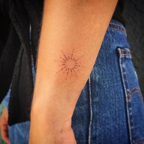 Tattoo Sonne, Sun Tattoo Small, Light Tattoo, Handpoke Tattoo, Instagram Light, Inspiration Tattoos, Sun Tattoos, Initial Tattoo, Tattoo Feminina