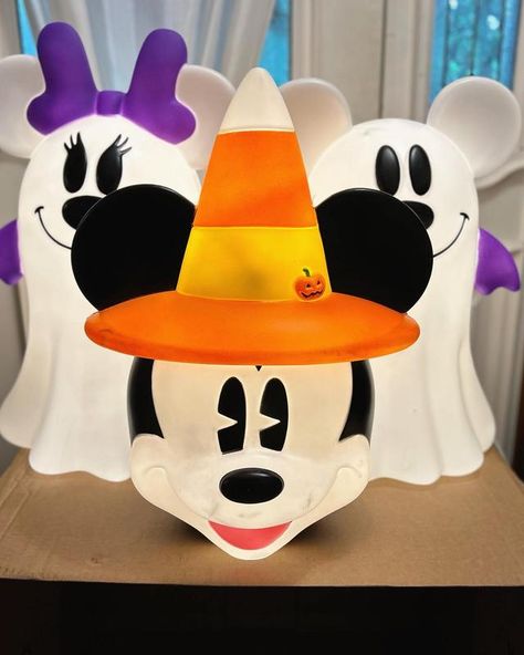 Mickey Halloween Decorations Outdoor, Disney Halloween Decorations Outdoor, Diy Disney Halloween Decor, Mickey Mouse Halloween Decorations, Mickey Halloween Decorations, Candy Corn Hat, Mickey Mouse House, Disney Fall, Disney Halloween Decorations