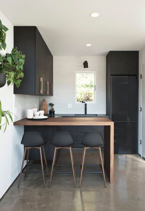 Kitchen With Peninsula, Peninsula Kitchen, Waterfall Countertop, Kitchen Scandinavian, Kitchen Peninsula, Kitchen New York, American Kitchen, Black Kitchen Cabinets, Kitchen Cabinet Styles