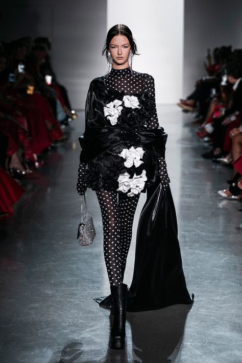 Sixdo by Do Manh Cuong Spring 2024 Ready-to-Wear Collection Black And White Models, Fashion Week Dresses, Fashion Photography Poses, Model Outfits, Runway Looks, 1920s Fashion, Halloween Fashion, Spring 2024, Contemporary Fashion