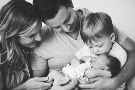 Photo Bb, Newborn Family Pictures, Newborn Sibling, Foto Newborn, Baby Fotografie, Newborn Family Photography, Newborn Family Photos, Sibling Photography, Sibling Photos