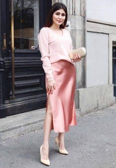 Pink Satin Skirt Outfit, Ayda Hadi, Silk Skirt Outfit, Satin Skirt Outfit, Romantic Blouses, Floral Dress Casual, Long Dress Casual, Outfit Inspiration Fall, Street Style Chic