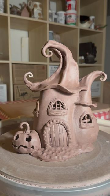 Pottery Ideas Halloween, Slab House Ceramics, Clay Ideas Sculpture, Ceramic Halloween Ideas, Clay Haunted House, Clay Halloween Ideas, Clay House Ideas, Halloween Pottery Ideas, Christmas Ceramics Ideas