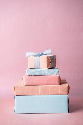 Pastel Birthday, Present Wrapping, Birthday Box, Xmas Presents, Chocolate Covered Strawberries, Chocolate Covered, Birthday Presents, Gift Boxes, Paper Gifts