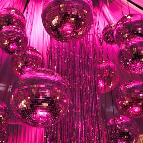 Pink disco dinner party or silver disco dance party? One of the best things about a disco theme is that there are so many variations to it! Switch up your lighting and decorating items to create a completely different vibe ✨ #disco #discotheme #dinnerparty #danceparty #partyideas #decoratingideas #eventplanners Pink Party Theme Ideas, Pink And Silver Party, 1970s Party Theme, Disco Dinner Party, Pink Disco Party, Denim Disco, Western Disco, Disco Dance Party, Brighton Pride