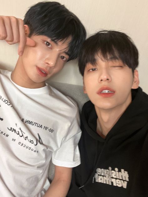 hourly tyun on Twitter: "#태현 #TAEHYUN with #SOOBIN #TXT @TXT_members @TXT_bighit… " Take My Breath, Tomorrow X Together, Twitter Update, Foto Instagram, Kpop Groups, The Dream, K Idols, Boy Bands, Boy Groups