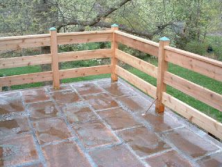 don't want those caps just a flat wide rail on top Horizontal Deck Railing, Deck Railing Diy, Wood Deck Railing, Diy Stair Railing, Deck Railing Systems, Deck Railing Ideas, Patio Railing, Deck Railing Design, Living Pool