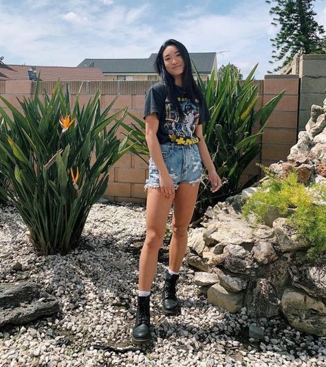 18 Indie Style Outfit Ideas That Will Keep You Looking Trendy - Society19 Indie Style Outfits, Combat Boot Outfits, Combat Boot Outfit, Dr Martens Outfit, Doc Martens Outfit, Denim Shorts Outfit, Vintage Denim Shorts, Outfits Mit Shorts, Estilo Rock