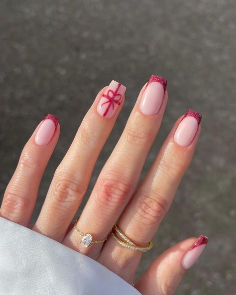 Minimal Xmas Nails, Short Nail Designs For Kids, Nails Mistletoe, Nails Minimal, Korean Christmas, Christmas Nails 2023, Nails Round, Nails Painted, Nails Minimalist