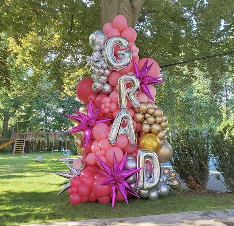 Balloon Backdrop Ideas Graduation, Grad Balloon Garland, Senior Balloon Arch, College Balloon Garland, Graduation Party Outdoor Ideas, Balloon Arch Ideas For Graduation, Ballon Arch Grad Party, Balloon Arch With Numbers, Graduation Party Balloon Arch