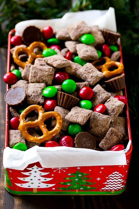 Christmas Snacks Reindeer, Christmas Party Giveaway Ideas, Christmas Cookies For A Crowd, Houre Derves, Easy Christmas Treats For Gifts Simple, Holiday Chex Mix Christmas, Christmas Chex Mix Recipes Holidays, Holiday Trail Mix Recipes, Christmas Treats For Coworkers