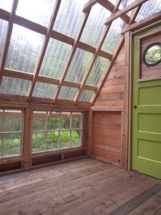 Inside a tiny cabin in the woods Micro Cabin, Greenhouse Plans, Tiny Cabins, Little Cabin, Tiny Cabin, Earthship, Tiny House Cabin, Cabin In The Woods, Cabins And Cottages