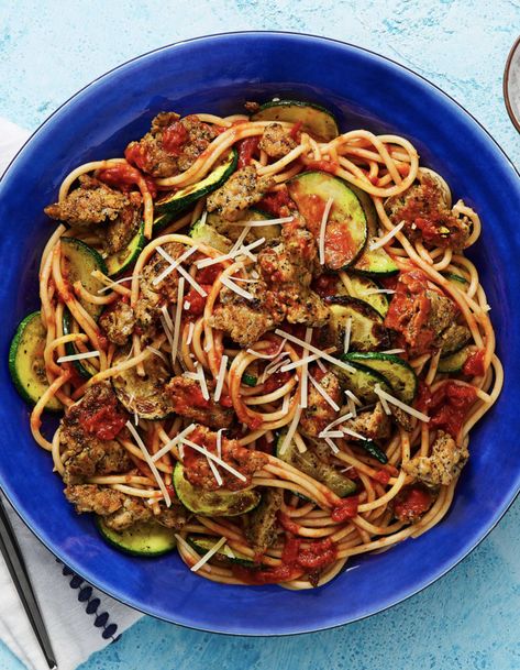 Easy pasta recipe with fresh zucchini and parmesan | More recipes on www.HelloFresh.com Chicken Sausage Spaghetti, Hello Fresh Pasta, Hello Fresh Menu, Hello Fresh Chicken, Sausage Bolognese, Hello Fresh Dinners, Fresh Healthy Recipes, Spaghetti Bolognese Recipe, Sausage Spaghetti