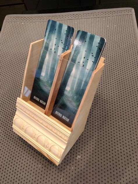 Book Display Stand Diy, Diy Bookmark Display, Book Mark Display, Bookmark Display Ideas Craft Fairs, Bookmark Holder Diy, Bookmark Display Craft Fairs, Bookmark Display Ideas, Display Bookmarks, Bookmark Stand